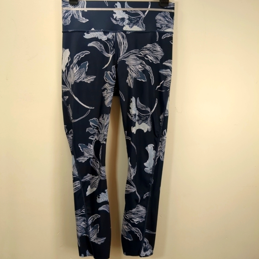 Athleta women's blue floral laser cut leggings, size ST